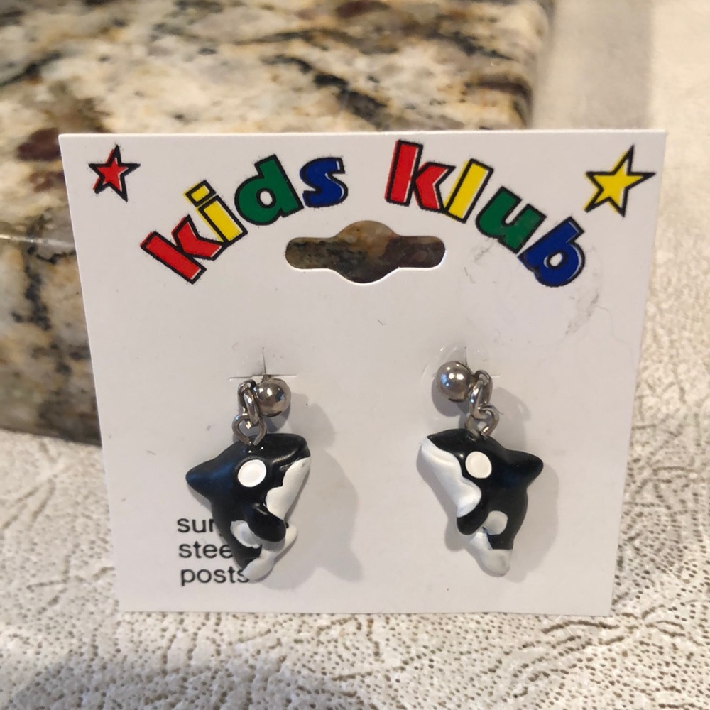 Girl’s shamu The whale post earrings